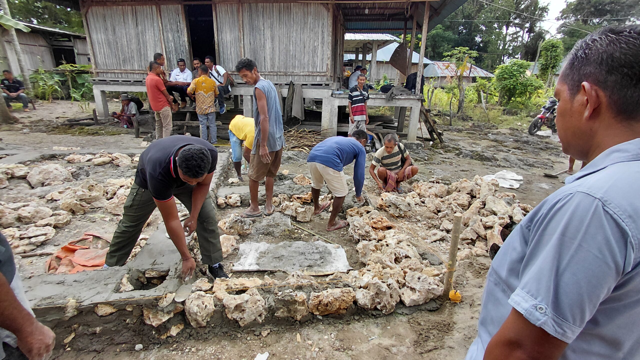 Fondasi rumah Yosefina Abuk yang sementara dikerjakan.