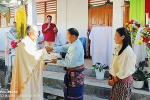 Implementasi Program SAKTI, Bupati Simon Nahak Beri Bantuan Atribut Misa Untuk Pastor Paroki Wekfau