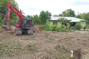 Exavator Aspirasi Edward Tannur Bersihkan Halaman Susteran RVM di Kada Malaka