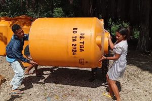 Atasi Krisis Air Bersih, Pemerintah Desa Taaba Bagi Puluhan Viber Air, Petrus: Terima Kasih Kepala Desa