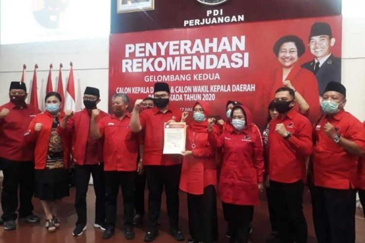 dpd pdip jatim menyerahkan surat rekomendasi kepada hanindhito pramono 200717171133 751