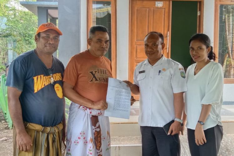 BKPSDM Menyerahkan SK Pemberhentian Dengan Hormat Eduardus Bere Atok 