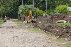 Exavator Milik Dinas Pertanian Malaka Diduga Kerja Proyek Desa Fahiluka, Begini Penjelasan Kades