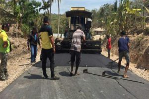SBS Bangun Jalan Hotmix di Io Kufeu, Warga Ucapkan Terima Kasih 