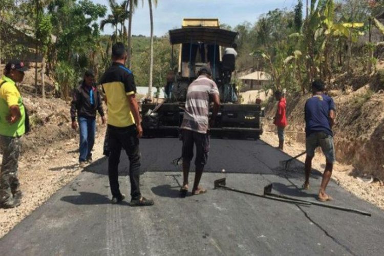 SBS Bangun Jalan Hotmix di Io Kufeu, Warga Ucapkan Terima Kasih 