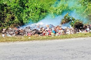 Sampah Menumpuk di Jalan Umum Betun, Tiap Hari Dilalui Bupati Malaka