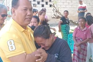 Tangis Ina Lotu Pecah Saat HMS Jenguk Korban Kebakaran Rumah di Biuduk Fehan