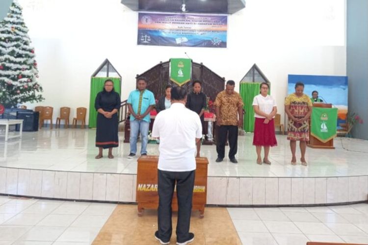 HMS Diberkati 8 Pendeta di Gereja GMIT Ebenhaezer Sehari Sebelum Pencoblosan 