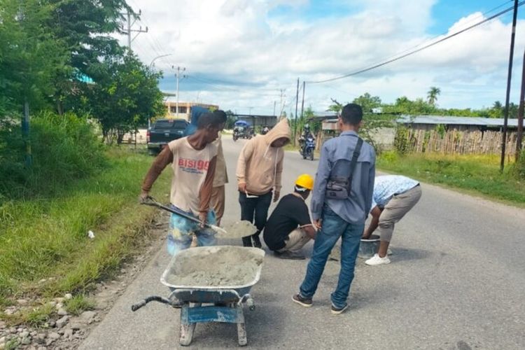 Jelang Syukuran Pelantikan Bupati dan Wakil Bupati Malaka Dinas PUPR Giat Pembenahan Jalan Raya
