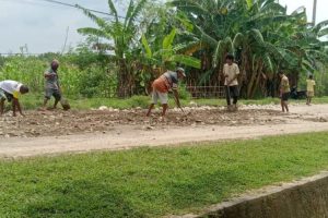 Bertahun Jalan Rusak di Lakekun yang diberi Tanda Droom akhirnya Warga Inisiatif Perbaiki 