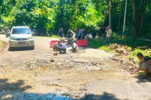 Dinas PUPR Malaka Perbaiki Jalan Rusak di Mata Air Tubaki 