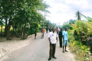 Penjabat Kades Angkaes Bersama Warga Bersihkan Bahu Jalan Wujudkan Instruksi Bupati SBS