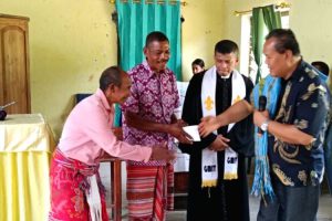 Gaji Pertama Wakil Bupati Malaka Disumbangkan Untuk Gereja Kecil Jemaat Petra Makembala