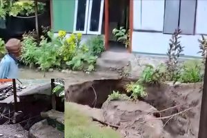 Halaman Rumah Warga Di Kualin, TTS Amblas