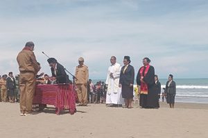 Di Bawah Langit Biru: Tradisi Pelantikan Unik Bupati Malaka di Alam Terbuka