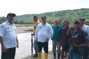 Tegas! Wakil Bupati Malaka Tegur Kades Naet: Jalan Penuh Semak, Jumat Wajib Bersih