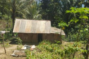 Ketika Aparat Desa Nanin Menikmati Rumah Bantuan dan Warga Miskin Menanti di Rumah Reyot