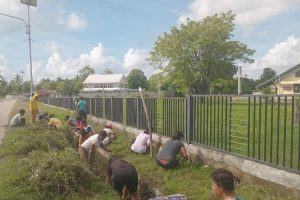 Kades Fahiluka Pimpin Aksi Bersih Jalan: Wujud Nyata Komitmen untuk Desa Wisata