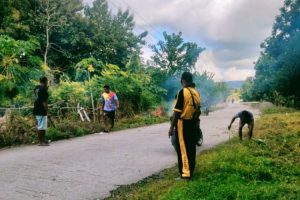 Gotong Royong di Angkaes: Penjabat Kades Paulus Bria Pimpin Langsung Pembersihan Bahu Jalan