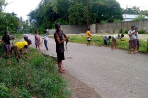 Penjabat Kades Umakatahan Pimpin Kerja Bakti Bersihkan Bahu Jalan di Pusat Kota Betun