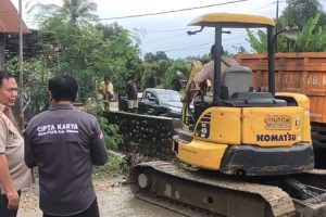 Wabup Malaka Turun Tangan! Drainase Tersumbat di Depan SPBU Labarai Langsung Dibersihkan