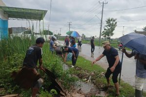 Menyusuri Genangan Kota: Ketika Kepala Desa Wehali Turun Membersihkan Drainase