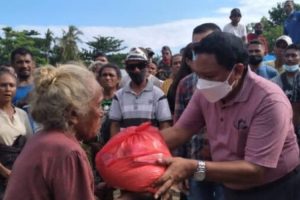 Simon Nahak dan Hobi Bagi Sembako Saat Banjir: Beda dengan SBS-HMS yang Bangun Tanggul