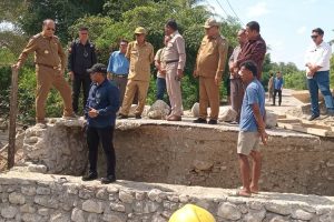 Tak Mau Jalan Rusak Ditandai Drum, SBS-HMS Tinjau Perbaikan Deker di Jalan Menuju Pantai Motadikin