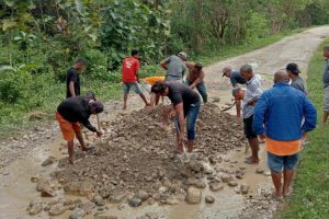 Penjabat Desa Angkaes Turun Tangan Timbun Jalan Rusak di Dusun Atokama