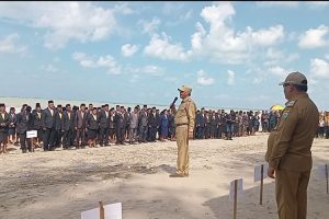 Pelantikan Kepala Sekolah di Pantai Taberek: Bupati SBS Sebut Momentum Terhormat dan Berkualitas