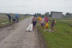 Kades Harekakae Pimpin Aksi Bersih Drainase, Wujud Nyata Instruksi SBS soal Lingkungan Sehat