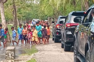Ketika Anak-anak Menyambut Pemimpin dengan Telanjang Kaki dan Bupati SBS Datang dengan Hati yang Tulus