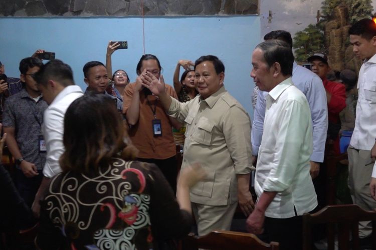 Kunjungi Kedai Bakmi di Solo, Prabowo Disambut Hangat Pengunjung dan Juru Masak