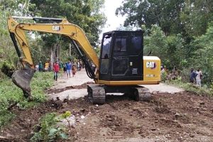 Kepala Desa Se-Kecamatan Sasitamean Kompak Perbaiki Jalan Rusak As Manulea-Kateri
