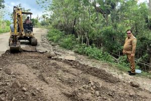 Jalan Welaus-Sanleo Rusak Parah, Provinsi Diam, Pemkab Malaka Bertindak Perbaiki