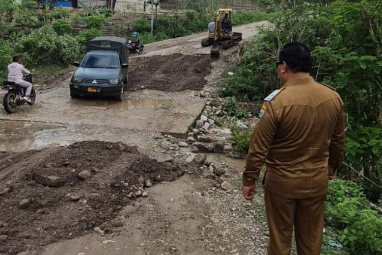 Wakil Bupati HMS Pastikan Jalan Welaus-Sanleo Aman Untuk Dilalui