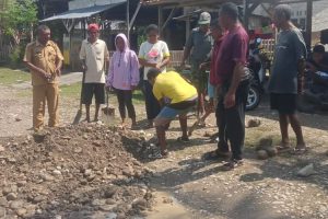 Gotong Royong di Dusun Atokama: Pemerintah Desa dan Warga Angkaes Bersatu Perbaiki Jalan Rusak