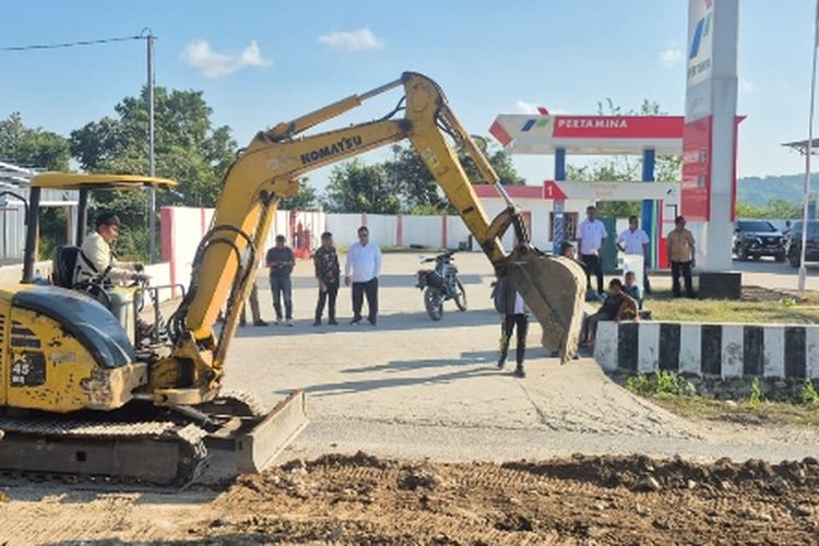 Wabup HMS dan Ketua Fraksi PDIP Turun Tangan Perbaiki Jalan Welaus, Bukti Pemimpinan yang Tidak Jauh dari Rakyat