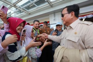Momen Seru! Prabowo Disapa Warga Saat Naik Kereta Cepat