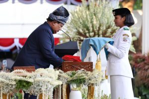 Warga Rela Berebut Tiket, Terharu Ikuti Upacara Penurunan Bendera di Istana Merdeka