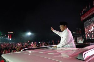 Prabowo Disambut Ribuan Warga di Monas saat Malam Karnaval Bersatu HUT ke-80 RI