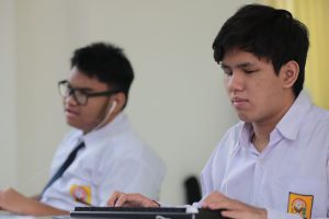 Bikin Haru, Murid Tunanetra Antusias Belajar dengan Smart Board Baru