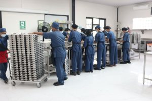 Dari Ibu Rumah Tangga Jadi Juru Masak: Kisah Bu Eem Bersama MBG