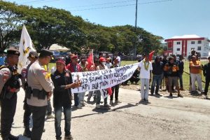 Baliho Lebih Panjang dari Barisan: Aksi Aliansi Revolusi Malaka Tak Sesuai Ekspektasi