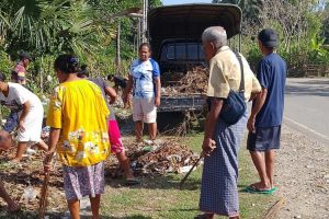 Jumat Bersih di Umalor, Bupati SBS: Kebersihan Desa Harus Jadi Budaya Gotong-royong