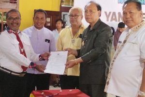 Terinspirasi Kisah Para Rasul, Bupati SBS Serahkan 5 Mobil Operasional untuk Gereja di Haitimuk
