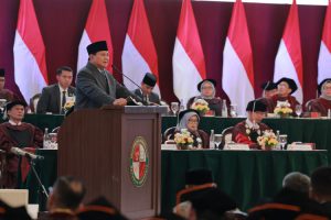Tak Disangka, Prabowo Tiba-Tiba Ajak Wisudawan UKRI Nyanyi ‘Kasih Ibu’ di Tengah Orasi