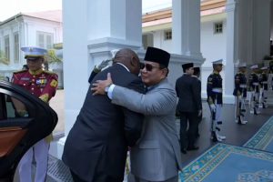 Pelukan Persahabatan Prabowo Sambut Kedatangan Presiden Afrika Selatan di Istana Merdeka