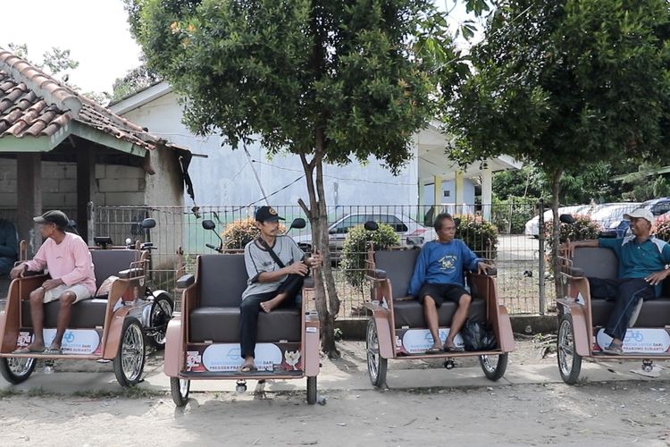 Lansia di Tangerang Terharu Dapat Becak Listrik dari Prabowo: “Enak, Nggak Gowes Lagi”
