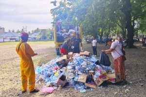 Gotong Royong Umat dan Pasukan Kuning Warnai Pembersihan Usai Pentahbisan Imam Baru di Betun